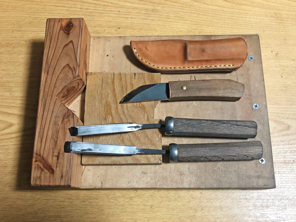 手作りのノミと小刀