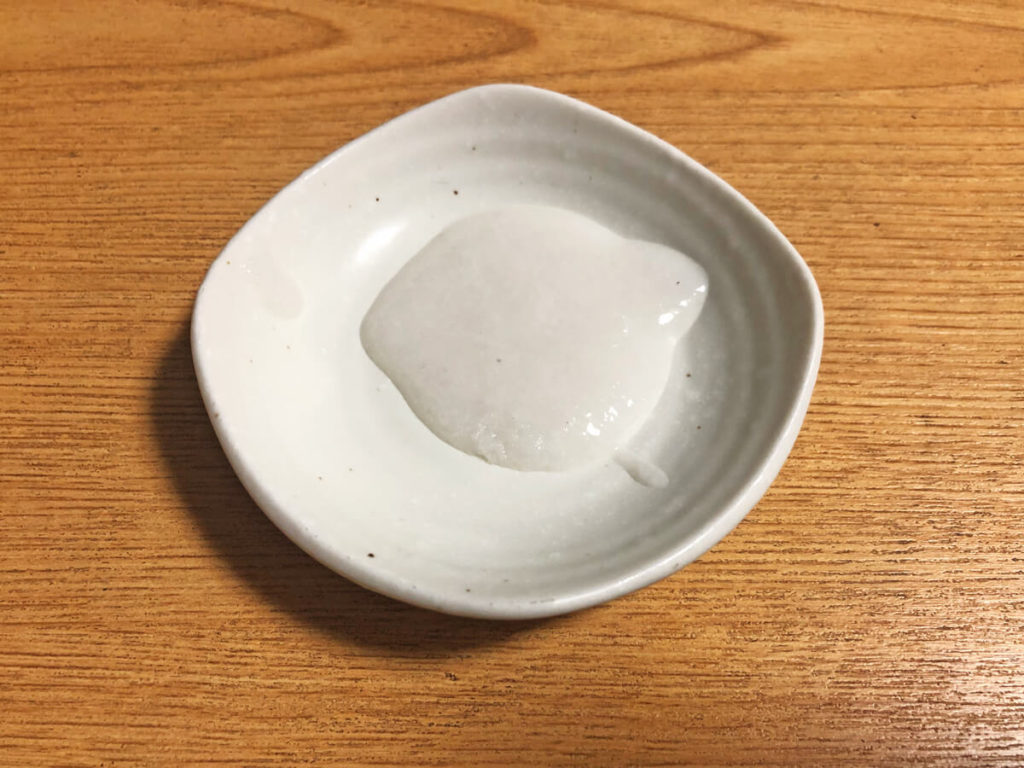 やわらかめに炊いた米を練つぶして作ります