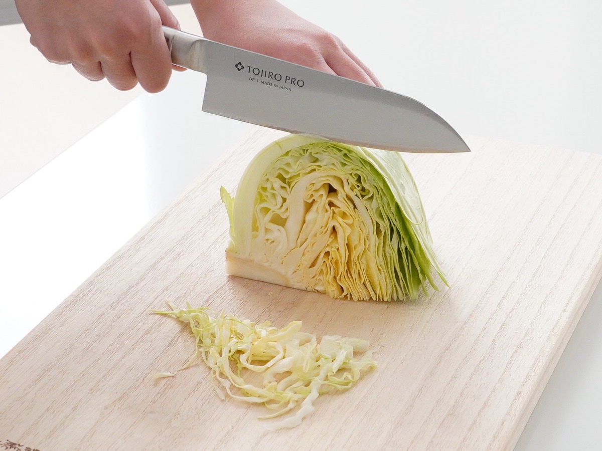 三徳包丁でキャベツを千切りにする