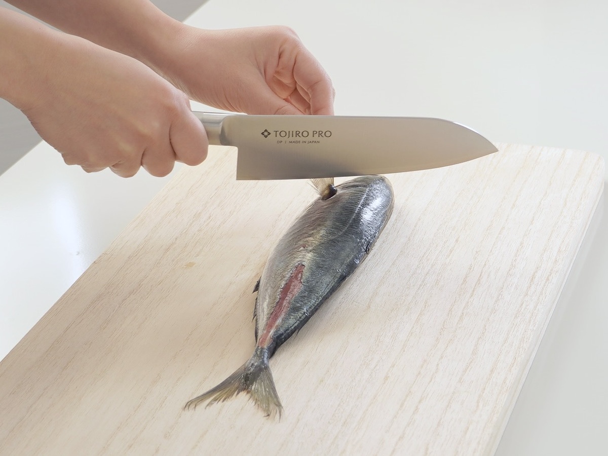 三徳包丁でアジをさばく