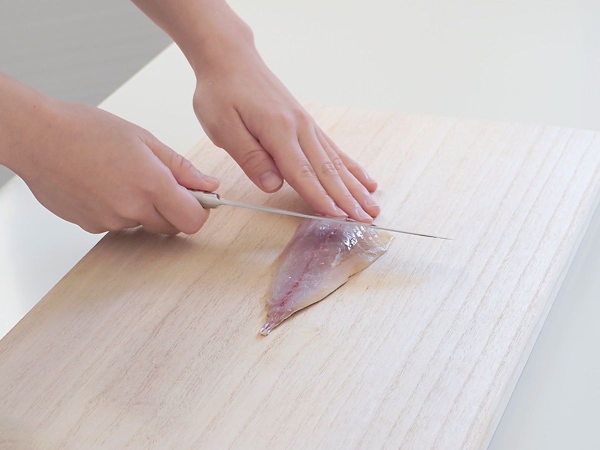 三徳包丁でアジの刺身を作る