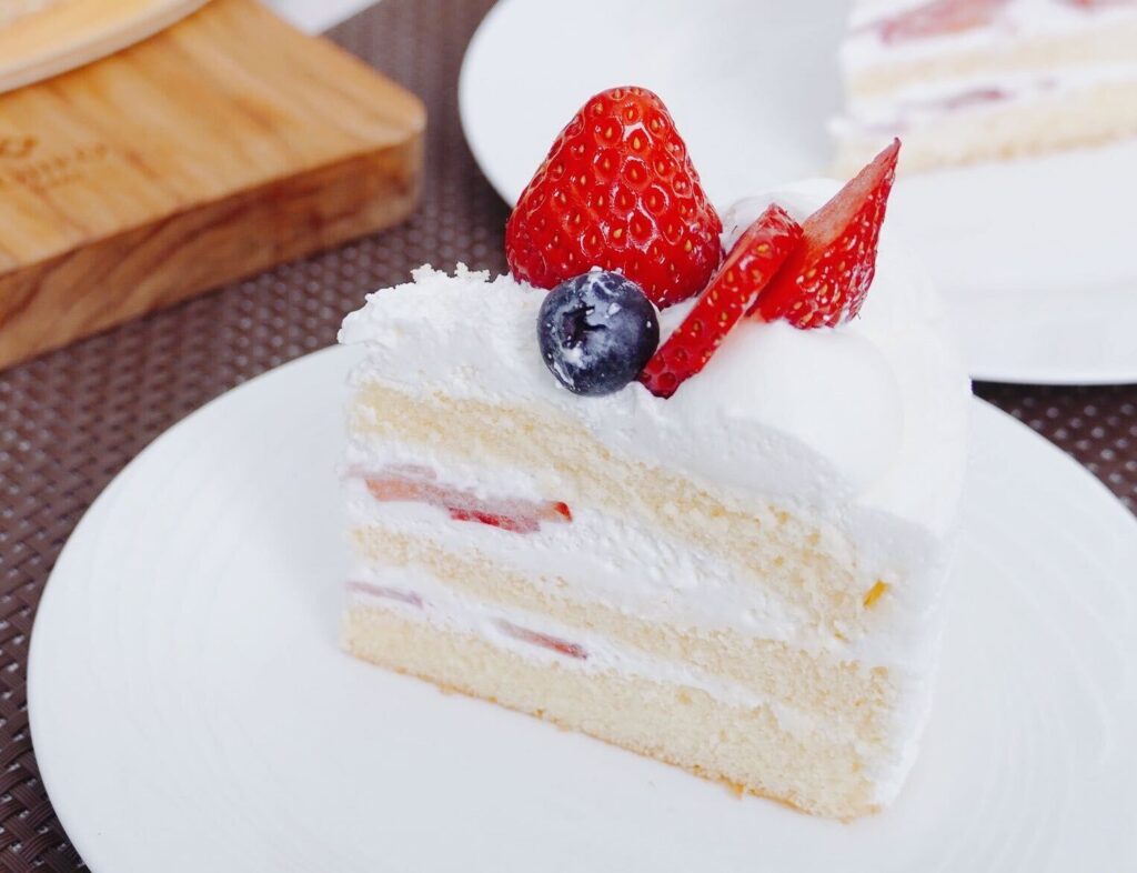 トッピングのイチゴをカット